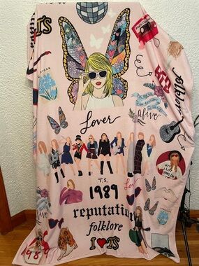 TAYLOR SWIFT Fan Album & Concert Collage Fleece Soft Cozy Collector Blanket